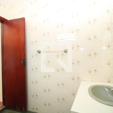 Casa à venda com 212m², 4 quartos e 4 vagasBanheiro da Suíte - Quarto 1 