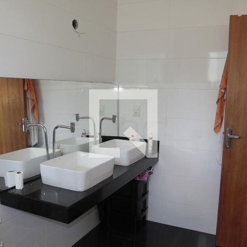 Casa à venda com 170m², 3 quartos e 6 vagasbanheiro da suite