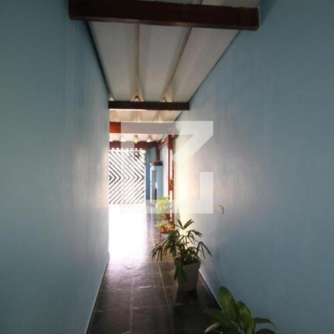 Casa à venda com 140m², 3 quartos e 2 vagasCorredor externo