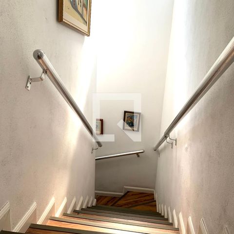 Casa à venda com 140m², 3 quartos e 2 vagas Casa à venda com 140m², 3 quartos e 2 vagasEscada