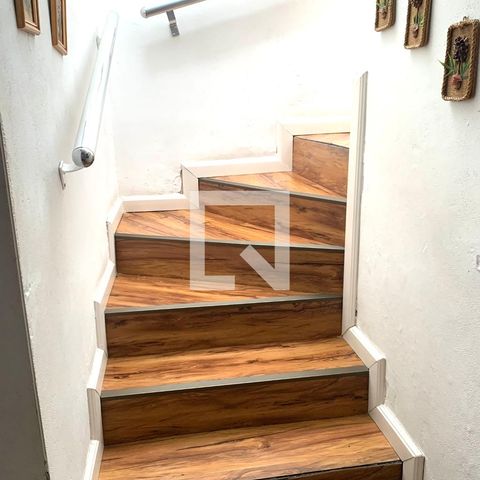 Casa à venda com 140m², 3 quartos e 2 vagas Casa à venda com 140m², 3 quartos e 2 vagasEscada