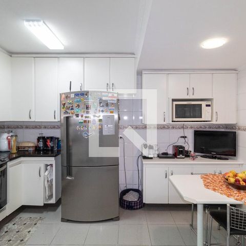 Casa à venda com 385m², 5 quartos e 6 vagas Casa à venda com 385m², 5 quartos e 6 vagasCozinha