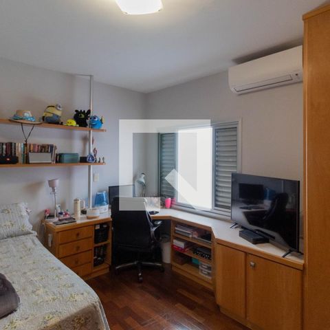 Casa à venda com 385m², 5 quartos e 6 vagas Casa à venda com 385m², 5 quartos e 6 vagasQuarto 3