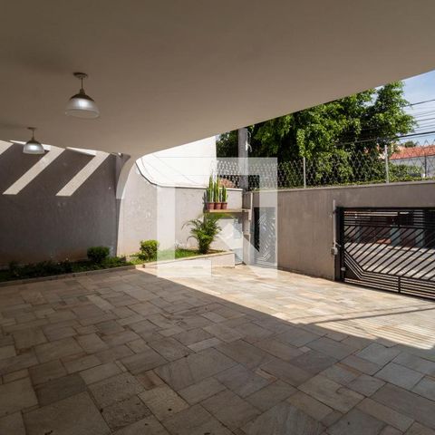 Casa à venda com 385m², 5 quartos e 6 vagas Casa à venda com 385m², 5 quartos e 6 vagasGaragem