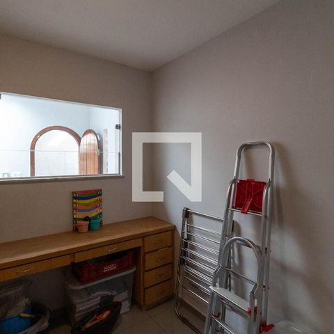Casa à venda com 385m², 5 quartos e 6 vagas Casa à venda com 385m², 5 quartos e 6 vagasQuarto de Serviço