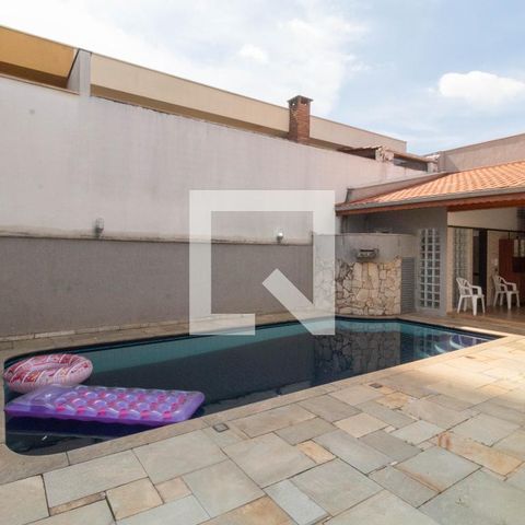Casa à venda com 385m², 5 quartos e 6 vagas Casa à venda com 385m², 5 quartos e 6 vagasPiscina