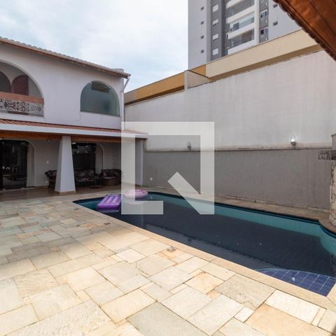 Casa à venda com 385m², 5 quartos e 6 vagas Casa à venda com 385m², 5 quartos e 6 vagasPiscina
