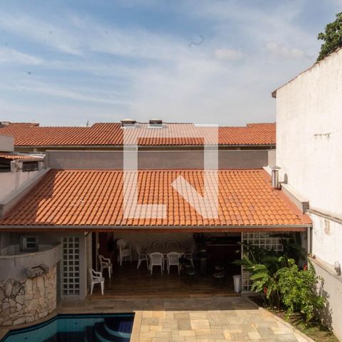 Casa à venda com 385m², 5 quartos e 6 vagas Casa à venda com 385m², 5 quartos e 6 vagasVista da Varanda da Suíte