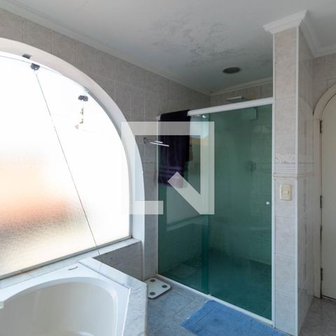 Casa à venda com 385m², 5 quartos e 6 vagas Casa à venda com 385m², 5 quartos e 6 vagasBanheiro da Suíte