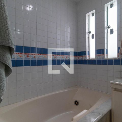 Casa à venda com 385m², 5 quartos e 6 vagas Casa à venda com 385m², 5 quartos e 6 vagasBanheiro 1