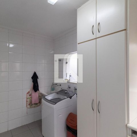 Casa à venda com 385m², 5 quartos e 6 vagas Casa à venda com 385m², 5 quartos e 6 vagasÁrea de Serviço