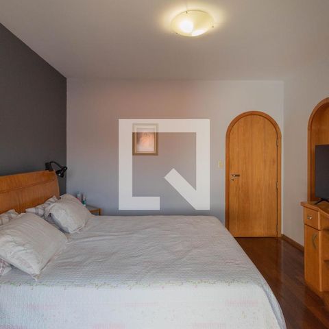 Casa à venda com 385m², 5 quartos e 6 vagas Casa à venda com 385m², 5 quartos e 6 vagasSuíte