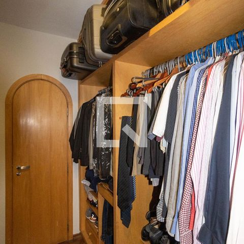 Casa à venda com 385m², 5 quartos e 6 vagas Casa à venda com 385m², 5 quartos e 6 vagasCloset da Suíte
