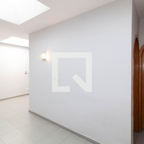 Casa à venda com 385m², 5 quartos e 6 vagas Casa à venda com 385m², 5 quartos e 6 vagasÁrea de Serviço