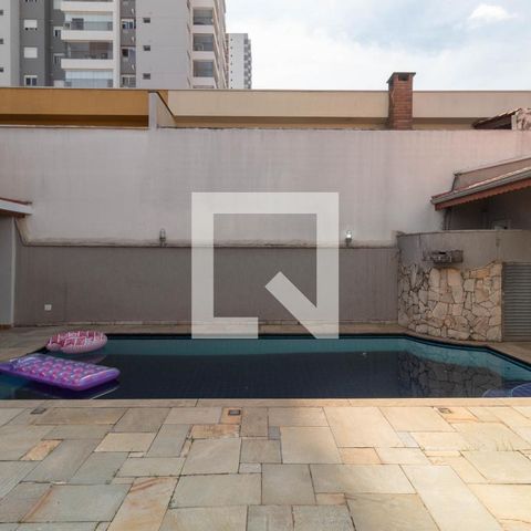 Casa à venda com 385m², 5 quartos e 6 vagas Casa à venda com 385m², 5 quartos e 6 vagasPiscina