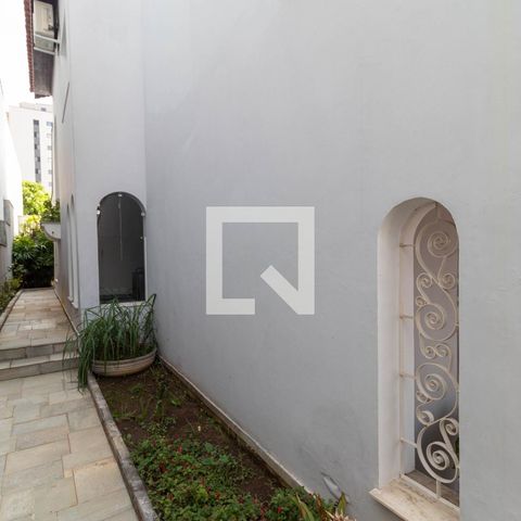 Casa à venda com 385m², 5 quartos e 6 vagas Casa à venda com 385m², 5 quartos e 6 vagasCorredor