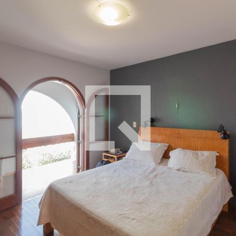 Casa à venda com 385m², 5 quartos e 6 vagas Casa à venda com 385m², 5 quartos e 6 vagasSuíte