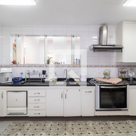Casa à venda com 385m², 5 quartos e 6 vagas Casa à venda com 385m², 5 quartos e 6 vagasCozinha