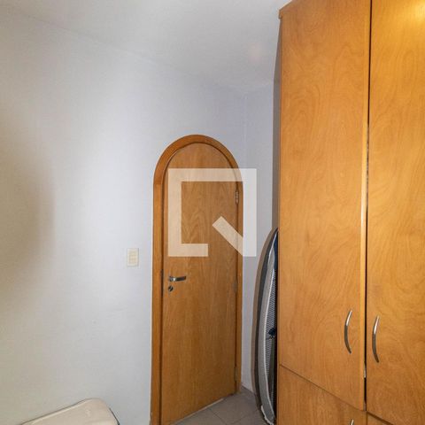 Casa à venda com 385m², 5 quartos e 6 vagas Casa à venda com 385m², 5 quartos e 6 vagasQuarto de Serviço