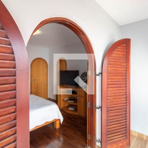 Casa à venda com 385m², 5 quartos e 6 vagas Casa à venda com 385m², 5 quartos e 6 vagasVaranda da Suíte