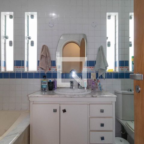 Casa à venda com 385m², 5 quartos e 6 vagas Casa à venda com 385m², 5 quartos e 6 vagasBanheiro 1
