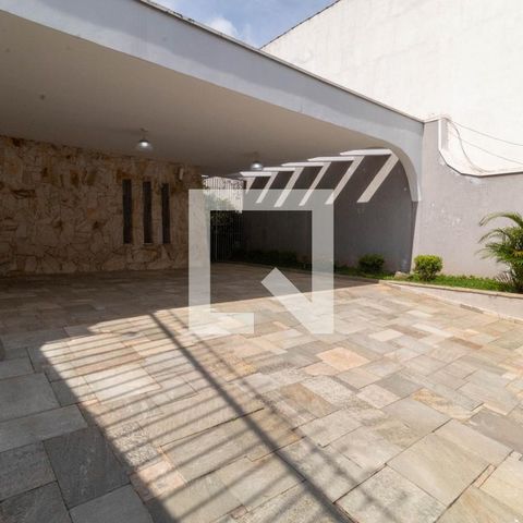 Casa à venda com 385m², 5 quartos e 6 vagas Casa à venda com 385m², 5 quartos e 6 vagasGaragem