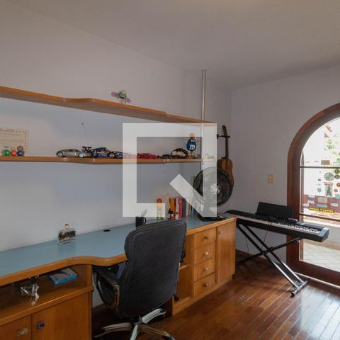 Casa à venda com 385m², 5 quartos e 6 vagas Casa à venda com 385m², 5 quartos e 6 vagasQuarto 2