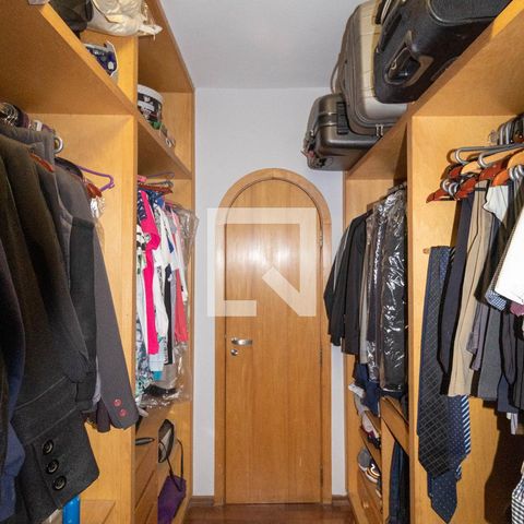 Casa à venda com 385m², 5 quartos e 6 vagas Casa à venda com 385m², 5 quartos e 6 vagasCloset da Suíte