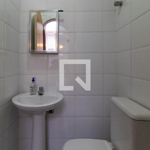 Casa à venda com 385m², 5 quartos e 6 vagas Casa à venda com 385m², 5 quartos e 6 vagasBanheiro de Serviço