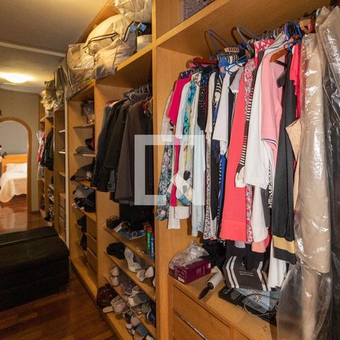 Casa à venda com 385m², 5 quartos e 6 vagas Casa à venda com 385m², 5 quartos e 6 vagasCloset da Suíte
