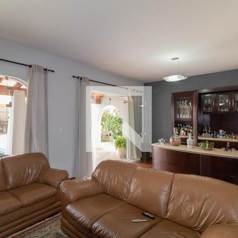 Casa à venda com 385m², 5 quartos e 6 vagas Casa à venda com 385m², 5 quartos e 6 vagasSala 1