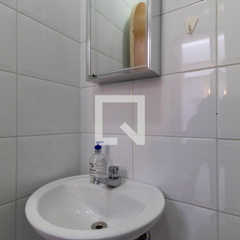 Casa à venda com 385m², 5 quartos e 6 vagas Casa à venda com 385m², 5 quartos e 6 vagasBanheiro de Serviço