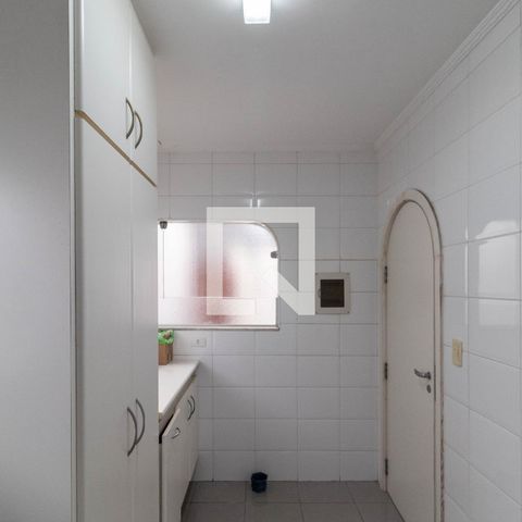 Casa à venda com 385m², 5 quartos e 6 vagas Casa à venda com 385m², 5 quartos e 6 vagasÁrea de Serviço