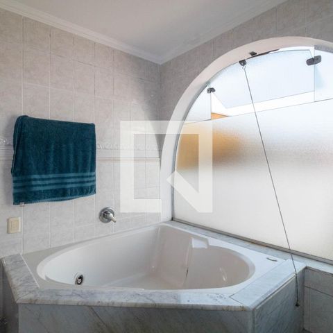 Casa à venda com 385m², 5 quartos e 6 vagas Casa à venda com 385m², 5 quartos e 6 vagasBanheiro da Suíte