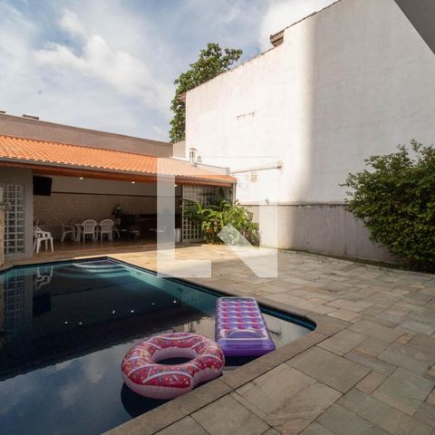 Casa à venda com 385m², 5 quartos e 6 vagas Casa à venda com 385m², 5 quartos e 6 vagasPiscina