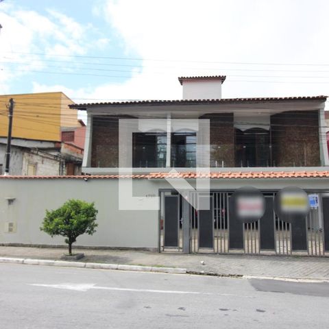Casa à venda com 344m², 4 quartos e 6 vagasFachada 