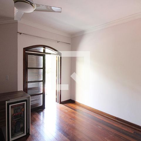 Casa à venda com 344m², 4 quartos e 6 vagasQuarto 1 - Suíte