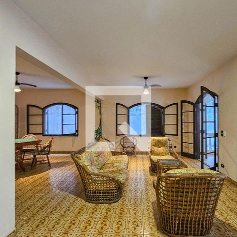 Casa para alugar com 450m², 5 quartos e 6 vagas Casa para alugar com 450m², 5 quartos e 6 vagasSala