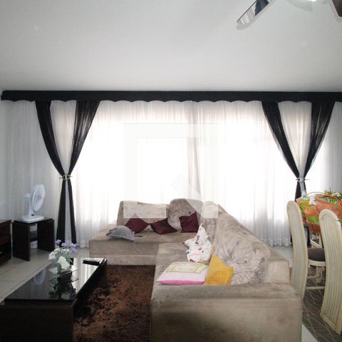 Casa à venda com 360m², 4 quartos e 8 vagasSala