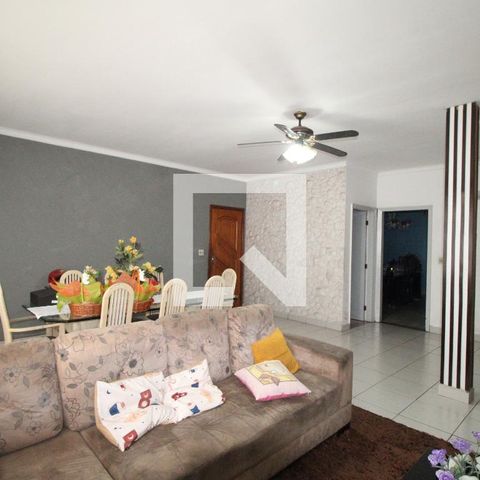 Casa à venda com 360m², 4 quartos e 8 vagasSala