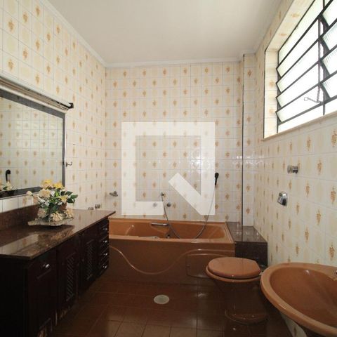 Casa à venda com 360m², 4 quartos e 8 vagasBanheiro 1