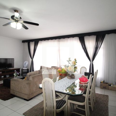 Casa à venda com 360m², 4 quartos e 8 vagasSala