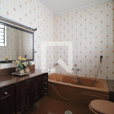 Casa à venda com 360m², 4 quartos e 8 vagasBanheiro 1