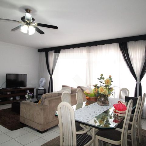 Casa à venda com 360m², 4 quartos e 8 vagasSala