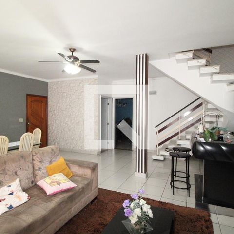 Casa à venda com 360m², 4 quartos e 8 vagasSala
