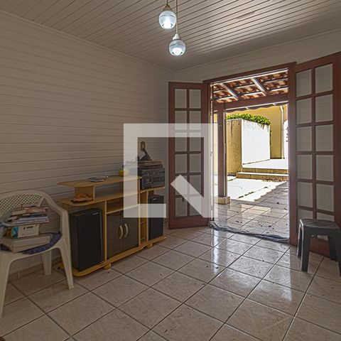 Casa à venda com 225m², 4 quartos e 6 vagasEdícula sala 