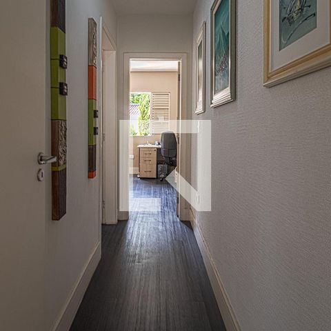 Casa à venda com 225m², 4 quartos e 6 vagasCorredor 