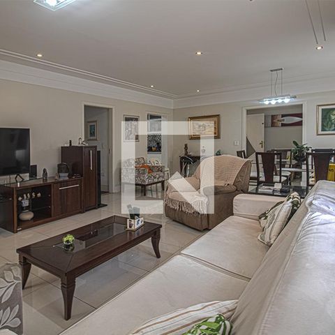 Casa à venda com 225m², 4 quartos e 6 vagasSala