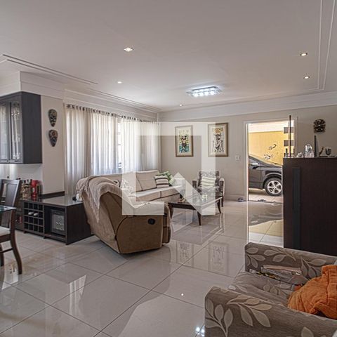 Casa à venda com 225m², 4 quartos e 6 vagasSala