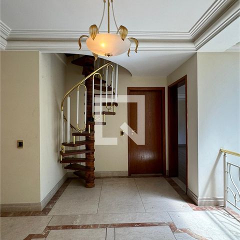 Casa de condomínio à venda com 975m², 4 quartos e 8 vagasEscada